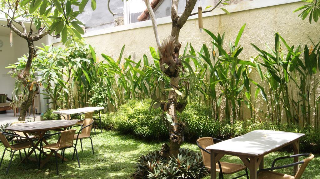 Hotel Sugiras Living à Denpasar Extérieur photo